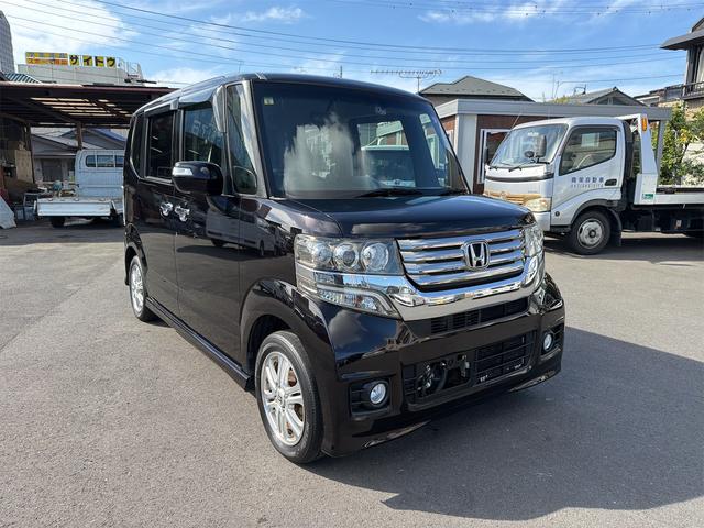 ヘッドライトもまだまだキレイ!フロントのフォルムもカスタムなのでメッキ部分も多いです。