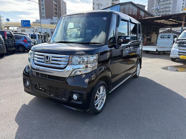 ヘッドライトもまだまだキレイ!フロントのフォルムもカスタムなのでメッキ部分も多いです。