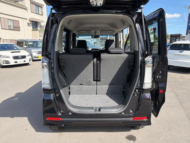 軽自動車なのにワイドになった荷室開口部で、大きな荷物もラクラク。さらに荷室の床面は、地面から近い低さ。重い荷物でも、少し持ち上げれば載せられるので、一人でお買い物するときなどにも便利です。