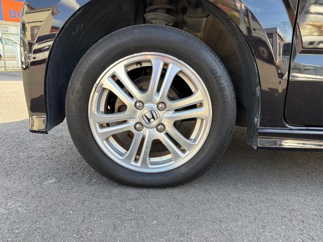 おしゃれは足元から。14 インチアルミホイールです。ブレーキダストで汚れますから、ぜひこまめなお手入れを!