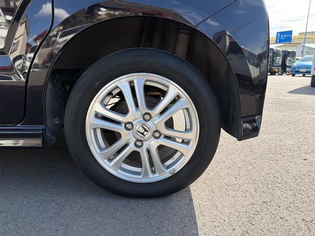 おしゃれは足元から。14 インチアルミホイールです。ブレーキダストで汚れますから、ぜひこまめなお手入れを!