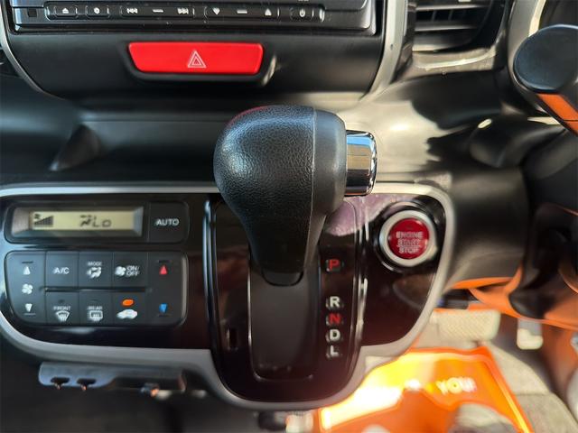シフトがインパネ中央にあるので、運転席もスッキリしているし、使いやすくなっています。