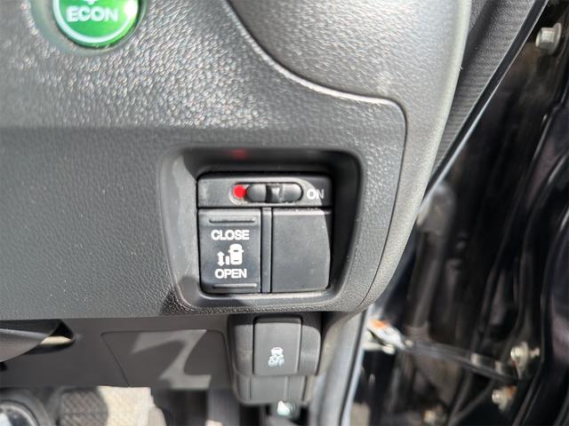 左側パワースライドドア機能付きです!こちらのボタンで後部のドアの開閉が可能です♪お子様や大人数でのお出掛けの際の乗り降りにとっても便利な機能です!