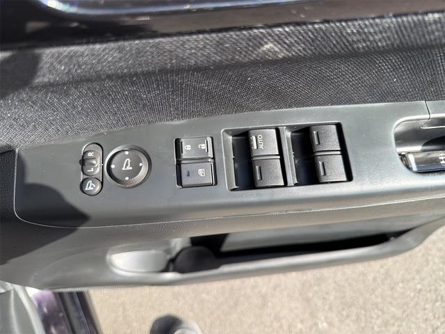 窓やミラーの操作はここでOK!子供が遊んで窓などをあけてしまう危険性があるときはここでウインドウロックをかければ安心!!