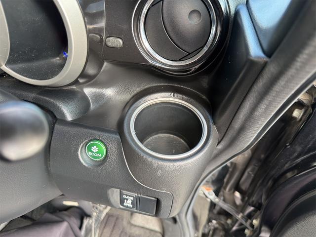 ドリンクホルダーを後付けする必要がなくて安心!大きいホルダーでペットボトルも余裕でおさまります♪