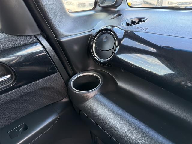 ドリンクホルダーを後付けする必要がなくて安心!大きいホルダーでペットボトルも余裕でおさまります♪