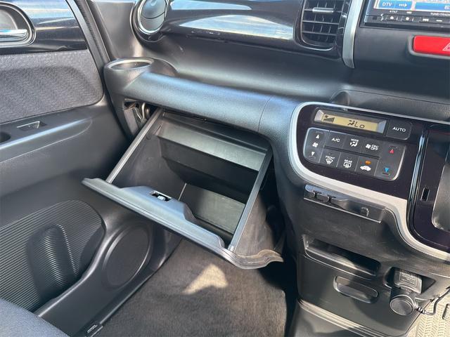 グローボックスも大きくて、荷物がたくさん入ります。