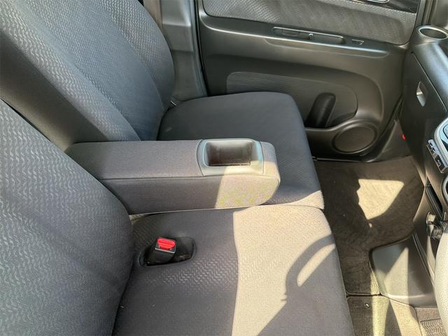 運転席にはひじ掛けもあるので、運転中に楽な態勢で運転が出来ます。