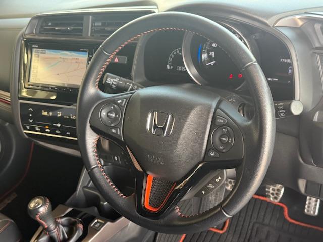 フィット ＲＳ　ホンダセンシング　６ＭＴ　純正ナビ　バックカメラ　ＥＴＣ　ＨｏｎｄａＳＥＮＳＩＮＧ　クルーズコントロール　衝突軽減ブレーキ　ＣＤ・ＤＶＤ再生　Ｂｌｕｅｔｏｏｔｈ　ＡＭ／ＦＭ　ＬＥＤヘッドライト　純正アルミホイール（15枚目）