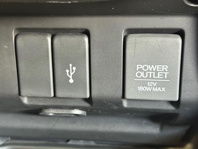 フィット ＲＳ　ホンダセンシング　６ＭＴ　純正ナビ　バックカメラ　ＥＴＣ　ＨｏｎｄａＳＥＮＳＩＮＧ　クルーズコントロール　衝突軽減ブレーキ　ＣＤ・ＤＶＤ再生　Ｂｌｕｅｔｏｏｔｈ　ＡＭ／ＦＭ　ＬＥＤヘッドライト　純正アルミホイール（18枚目）