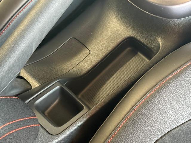 フィット ＲＳ　ホンダセンシング　６ＭＴ　純正ナビ　バックカメラ　ＥＴＣ　ＨｏｎｄａＳＥＮＳＩＮＧ　クルーズコントロール　衝突軽減ブレーキ　ＣＤ・ＤＶＤ再生　Ｂｌｕｅｔｏｏｔｈ　ＡＭ／ＦＭ　ＬＥＤヘッドライト　純正アルミホイール（22枚目）