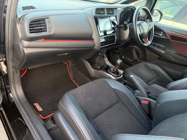 フィット ＲＳ　ホンダセンシング　６ＭＴ　純正ナビ　バックカメラ　ＥＴＣ　ＨｏｎｄａＳＥＮＳＩＮＧ　クルーズコントロール　衝突軽減ブレーキ　ＣＤ・ＤＶＤ再生　Ｂｌｕｅｔｏｏｔｈ　ＡＭ／ＦＭ　ＬＥＤヘッドライト　純正アルミホイール（37枚目）
