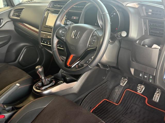 フィット ＲＳ　ホンダセンシング　６ＭＴ　純正ナビ　バックカメラ　ＥＴＣ　ＨｏｎｄａＳＥＮＳＩＮＧ　クルーズコントロール　衝突軽減ブレーキ　ＣＤ・ＤＶＤ再生　Ｂｌｕｅｔｏｏｔｈ　ＡＭ／ＦＭ　ＬＥＤヘッドライト　純正アルミホイール（38枚目）