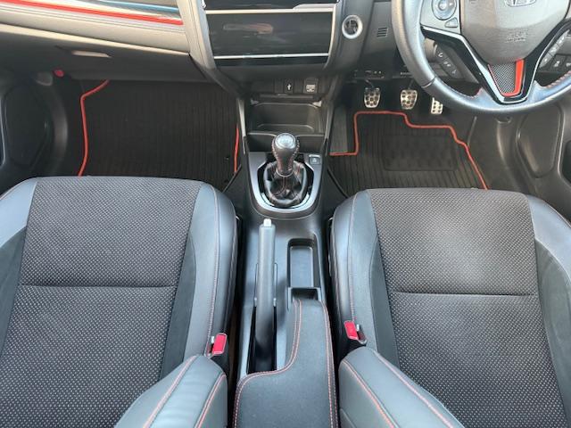 フィット ＲＳ　ホンダセンシング　６ＭＴ　純正ナビ　バックカメラ　ＥＴＣ　ＨｏｎｄａＳＥＮＳＩＮＧ　クルーズコントロール　衝突軽減ブレーキ　ＣＤ・ＤＶＤ再生　Ｂｌｕｅｔｏｏｔｈ　ＡＭ／ＦＭ　ＬＥＤヘッドライト　純正アルミホイール（39枚目）