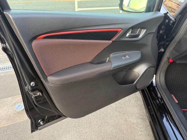 フィット ＲＳ　ホンダセンシング　６ＭＴ　純正ナビ　バックカメラ　ＥＴＣ　ＨｏｎｄａＳＥＮＳＩＮＧ　クルーズコントロール　衝突軽減ブレーキ　ＣＤ・ＤＶＤ再生　Ｂｌｕｅｔｏｏｔｈ　ＡＭ／ＦＭ　ＬＥＤヘッドライト　純正アルミホイール（64枚目）