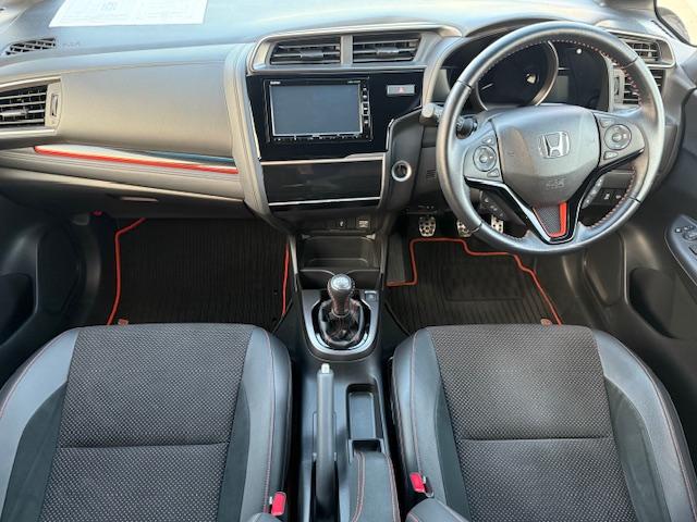 フィット ＲＳ　ホンダセンシング　６ＭＴ　純正ナビ　バックカメラ　ＥＴＣ　ＨｏｎｄａＳＥＮＳＩＮＧ　クルーズコントロール　衝突軽減ブレーキ　ＣＤ・ＤＶＤ再生　Ｂｌｕｅｔｏｏｔｈ　ＡＭ／ＦＭ　ＬＥＤヘッドライト　純正アルミホイール（68枚目）