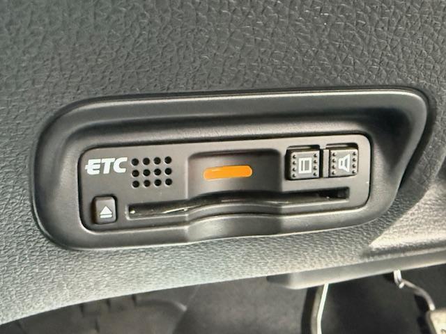 ヴェゼル ハイブリッドＲＳ・ホンダセンシング　雹害現状車　純正ナビ　バックカメラ　ＥＴＣ　シートヒーター　ＨｏｎｄａＳＥＮＳＩＮＧ　ＬＥＤヘッドライト　ＣＤ・ＤＶＤ再生　Ｂｌｕｅｔｏｏｔｈ　ＡＭ／ＦＭ　純正アルミホイール　パドルシフト（10枚目）