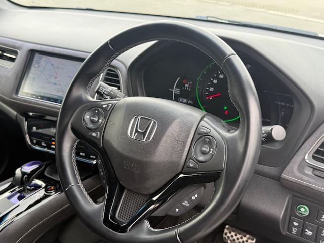 ヴェゼル ハイブリッドＲＳ・ホンダセンシング　雹害現状車　純正ナビ　バックカメラ　ＥＴＣ　シートヒーター　ＨｏｎｄａＳＥＮＳＩＮＧ　ＬＥＤヘッドライト　ＣＤ・ＤＶＤ再生　Ｂｌｕｅｔｏｏｔｈ　ＡＭ／ＦＭ　純正アルミホイール　パドルシフト（18枚目）