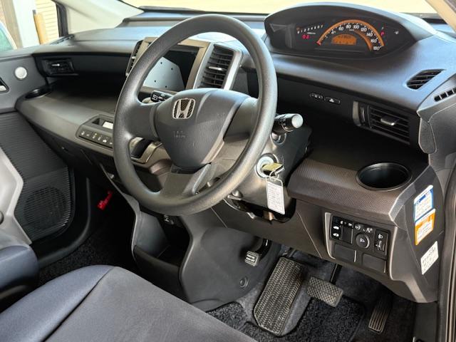 フリード フレックス ジャストセレクション 雹害現状車 片側電動スライドドア ウォークスルー(11枚目)