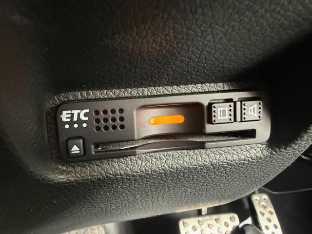シビック ハッチバック　純正ナビ　バックカメラ　ＥＴＣ　シートヒーター　ＣＤ・ＤＶＤ再生　Ｂｌｕｅｔｏｏｔｈ　ＬＥＤヘッドライト　純正アルミホイール　Ｈｏｎｄａスマートキー　キーレス（9枚目）