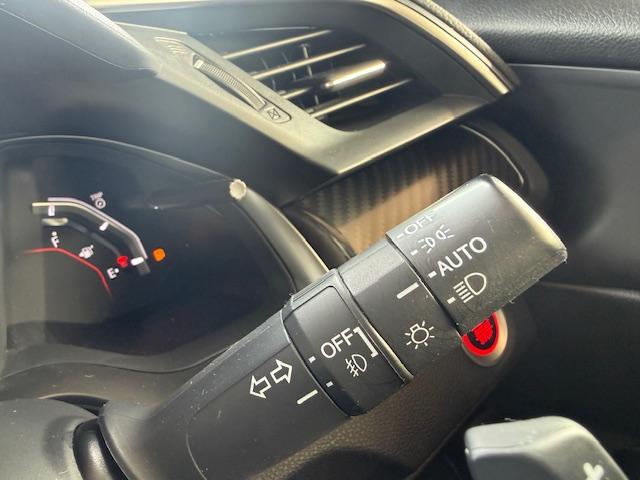 シビック ハッチバック　純正ナビ　バックカメラ　ＥＴＣ　シートヒーター　ＣＤ・ＤＶＤ再生　Ｂｌｕｅｔｏｏｔｈ　ＬＥＤヘッドライト　純正アルミホイール　Ｈｏｎｄａスマートキー　キーレス（17枚目）