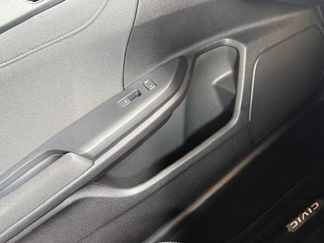 シビック ハッチバック　純正ナビ　バックカメラ　ＥＴＣ　シートヒーター　ＣＤ・ＤＶＤ再生　Ｂｌｕｅｔｏｏｔｈ　ＬＥＤヘッドライト　純正アルミホイール　Ｈｏｎｄａスマートキー　キーレス（28枚目）