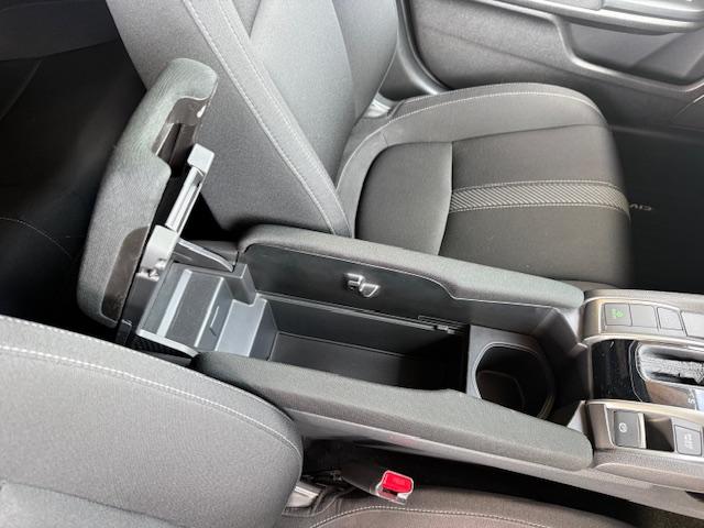 シビック ハッチバック　純正ナビ　バックカメラ　ＥＴＣ　シートヒーター　ＣＤ・ＤＶＤ再生　Ｂｌｕｅｔｏｏｔｈ　ＬＥＤヘッドライト　純正アルミホイール　Ｈｏｎｄａスマートキー　キーレス（33枚目）