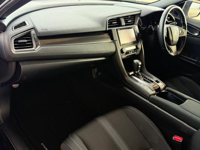 シビック ハッチバック　純正ナビ　バックカメラ　ＥＴＣ　シートヒーター　ＣＤ・ＤＶＤ再生　Ｂｌｕｅｔｏｏｔｈ　ＬＥＤヘッドライト　純正アルミホイール　Ｈｏｎｄａスマートキー　キーレス（40枚目）