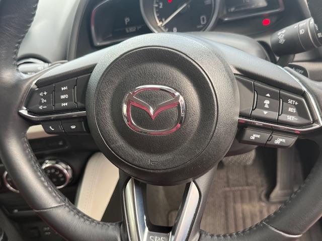 【ステアリングスイッチ】が付いており運転中に前方から目線をそらすことなくオーディオ等の操作が可能なので安心・快適にカーライフをお楽しみいただけます。