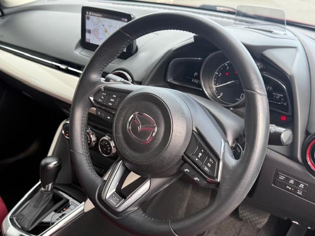 【ステアリングスイッチ】が付いており運転中に前方から目線をそらすことなくオーディオ等の操作が可能なので安心・快適にカーライフをお楽しみいただけます。