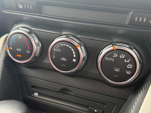 オートエアコン機能で設定した温度に自動で調整し快適な車内空間を保ってくれます。