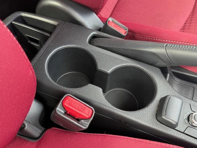 【ドリンクホルダー・センター】運転席、助手席のどちら側からでも使えます。