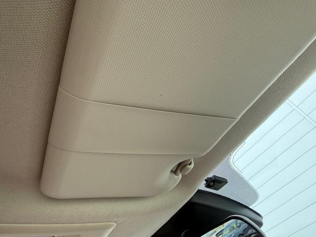 【チケットホルダー・運転席側】有料道路の通行券や駐車券を収納できるサンバイザー。