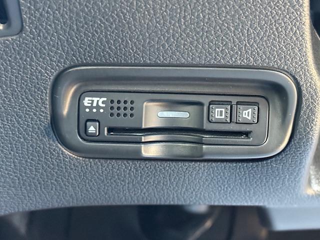 ヴェゼル ハイブリッドZ・ホンダセンシング 純正ナビ バックカメラ ETC ドライブレコーダー前後 シートヒーター 衝突軽減ブレーキ HondaSENSING CD・DVD再生 Bluetooth AM/FM LEDヘッドライト 純正AW(9枚目)