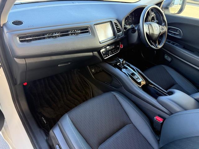 ヴェゼル ハイブリッドZ・ホンダセンシング 純正ナビ バックカメラ ETC ドライブレコーダー前後 シートヒーター 衝突軽減ブレーキ HondaSENSING CD・DVD再生 Bluetooth AM/FM LEDヘッドライト 純正AW(44枚目)