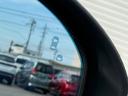 車線変更をする際に探知エリア(見えにくいエリア)に車両がいるとドアミラー鏡面上にマークを表示。その方向にウィンカーを操作するとマークの点滅・警告音でドライバーに注意を促します。