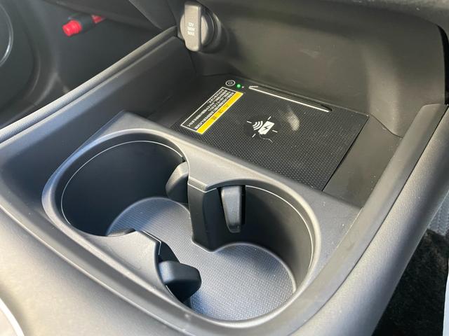 ＺＲ－Ｖ ｅ：ＨＥＶＺ　純正ナビ・ＴＶ・Ｂカメラ・Ｂｌｕｅｔｏｏｔｈ接続機能　マルチビューカメラ　ＥＴＣ２．０　運転席・助手席シートヒーター　ワイヤレス充電器　ステアリングヒーター　パドルシフト　パワーテールゲート（20枚目）
