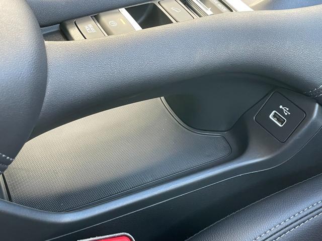 ＺＲ－Ｖ ｅ：ＨＥＶＺ　純正ナビ・ＴＶ・Ｂカメラ・Ｂｌｕｅｔｏｏｔｈ接続機能　マルチビューカメラ　ＥＴＣ２．０　運転席・助手席シートヒーター　ワイヤレス充電器　ステアリングヒーター　パドルシフト　パワーテールゲート（24枚目）