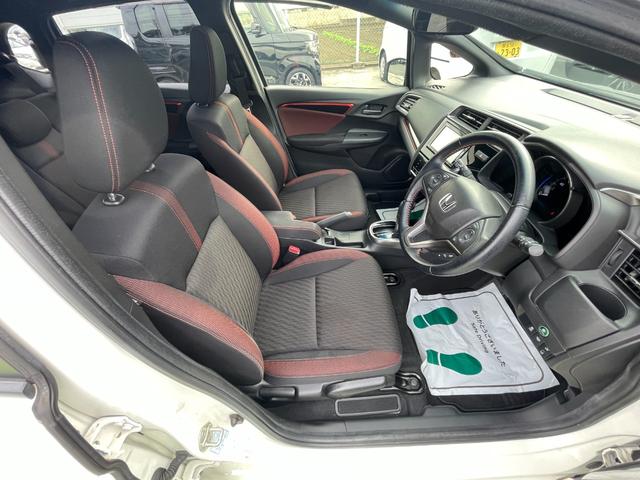 フィット ＲＳホンダセンシング　無限ドアハンドルプロテクションカバー　無限ドアバイザー　オートリトラミラー　ＥＴＣ　純正ナビ　Ｂカメ　フルセグ　ＬＥＤヘッドライト　クルーズコントロール　アイドリングストップ（12枚目）