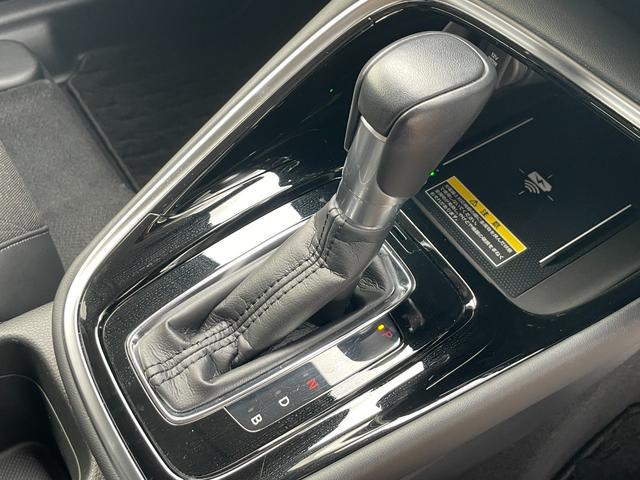 ヴェゼル ｅ：ＨＥＶＺ　ブラインドスポットインフォメーション　ステアリングヒーター　前席シートヒーター　ホンダセンシング　ホンダコネクト　クルーズコントロール　ＥＴＣ　純正ナビ　Ｂカメ　ワイヤレス充電器（11枚目）