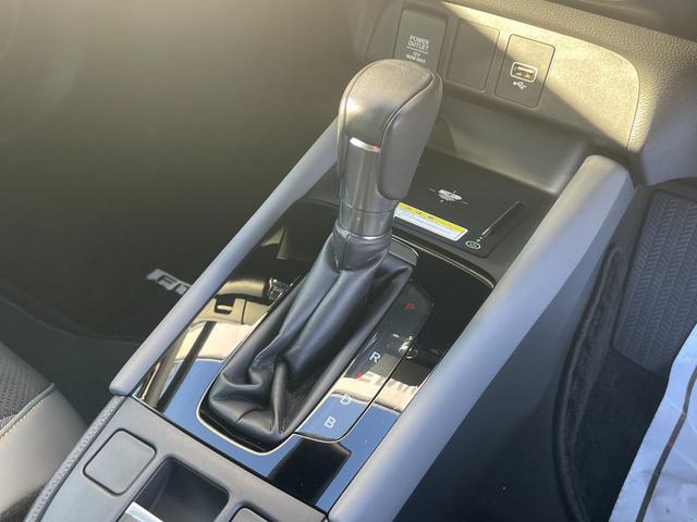 フィット e:HEVRS ETC ワイヤレス充電器 ホンダセンシング ホンダコネクト クルーズコントロール LEDヘッドライト ディスプレイオーディオ Bカメ スマートキー(11枚目)