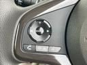 ステアリングリモコンつきです。走行中、ハンドルから手を離さずに音量やチャンネルを操作できます。