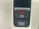 【電動パーキングブレーキ】パーキングブレーキは便利な電動式です。ボタン一つで操作ができアクセルを踏めば自動で解除されます。ペダルが無いので運転席の足廻りがすっきりしています。