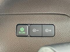 【アイドリングストップ】で赤信号や渋滞で停車した際にエンジンを停止することで無駄な燃料の消費を抑えます。燃費向上だけでなく環境保護につながる機能でエンジンはブレーキを離せば再始動します。 4