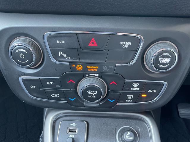 ジープ・コンパス ロンジチュード　車検２年・新品タイヤアルミホイール・新品ディスプレイオーディオ・ＣａｒＰｌａｙ・禁煙・Ｂｌｕｅｔｏｏｔｈ・バックカメラ・ＥＴＣ・プッシュスタート・電子パーキング（32枚目）