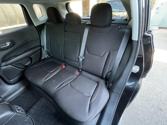 ジープ・コンパス ロンジチュード　車検２年・新品タイヤアルミホイール・新品ディスプレイオーディオ・ＣａｒＰｌａｙ・禁煙・Ｂｌｕｅｔｏｏｔｈ・バックカメラ・ＥＴＣ・プッシュスタート・電子パーキング（42枚目）
