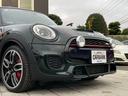 MINI ジョンクーパーワークス ハーマンカードン・禁煙・ヘッドアップディスプレイ・コーナーセンサー・Bluetooth・バックカメラ・ETC・LEDヘッドライト・ハーフレザー・ユニオンジャックルーフ・ストライプデカール 中古車画像_4