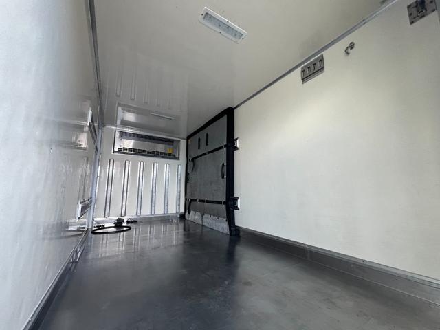 デュトロ セミロング 標準キャビン3.6mボディー冷凍車(6枚目)