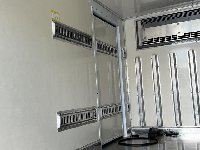 デュトロ セミロング 標準キャビン3.6mボディー冷凍車(7枚目)