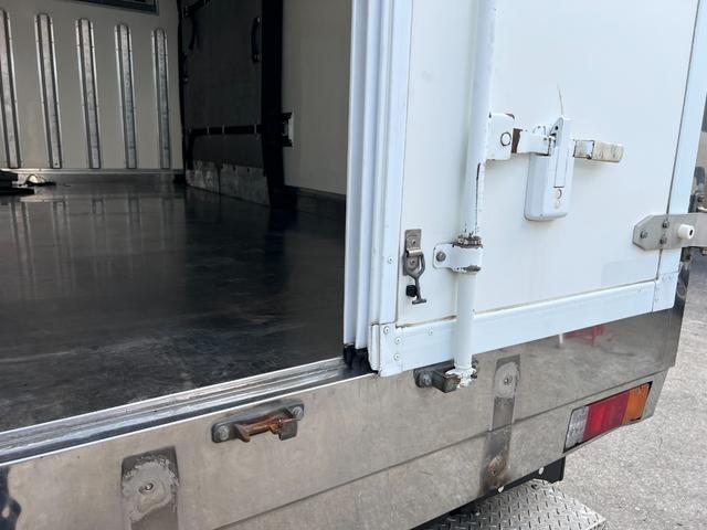 デュトロ セミロング 標準キャビン3.6mボディー冷凍車(8枚目)